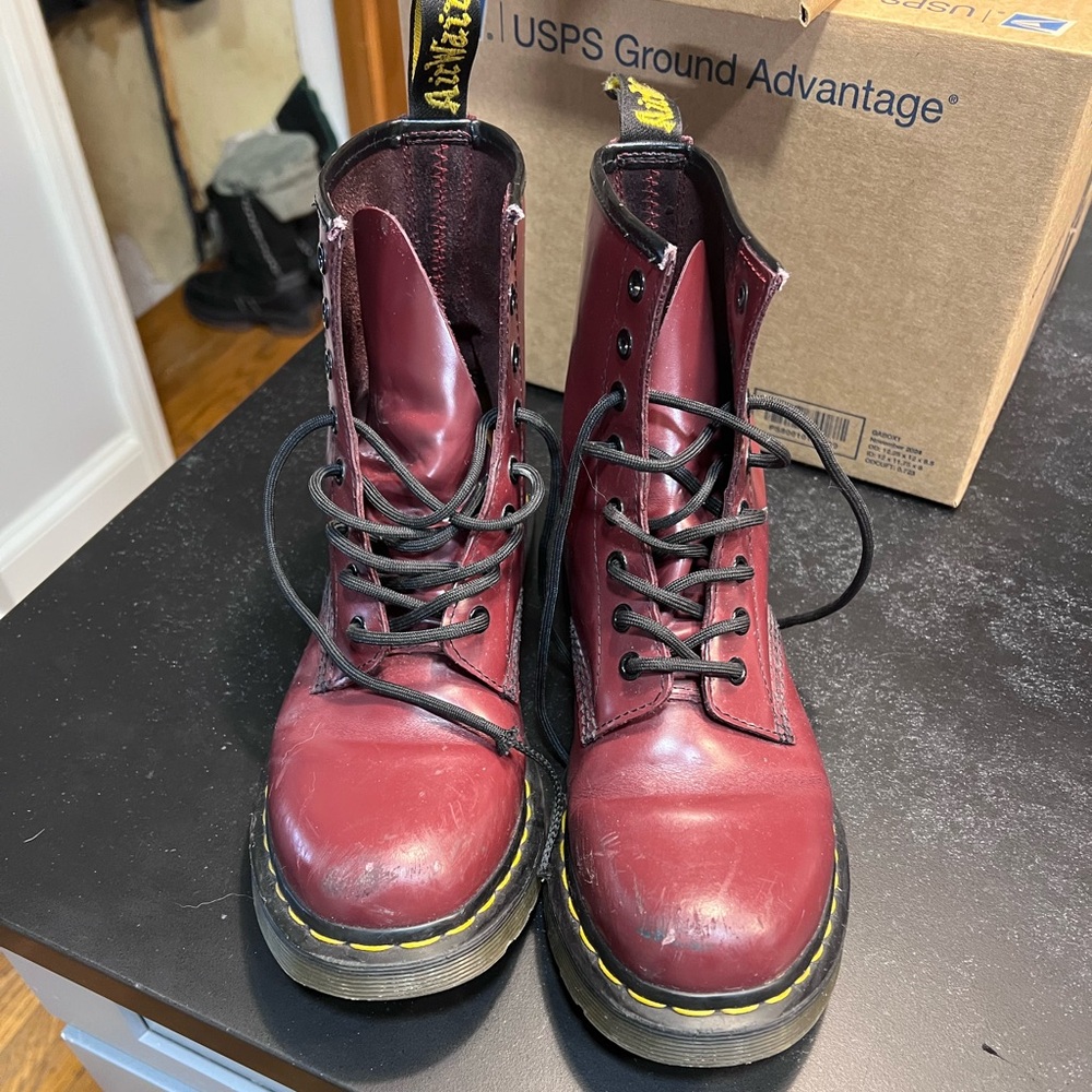 90s Dr. Martens Oxblood Red 8 hole boots size 8 (41)